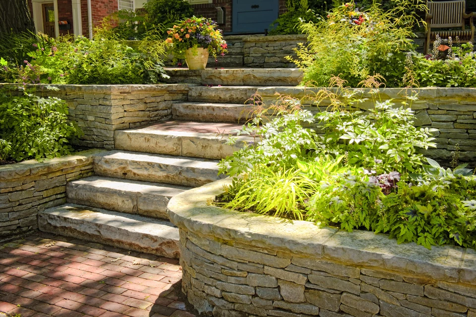 Aménagement paysager extérieur avec escalier en pierre naturelle et murets de soutènement