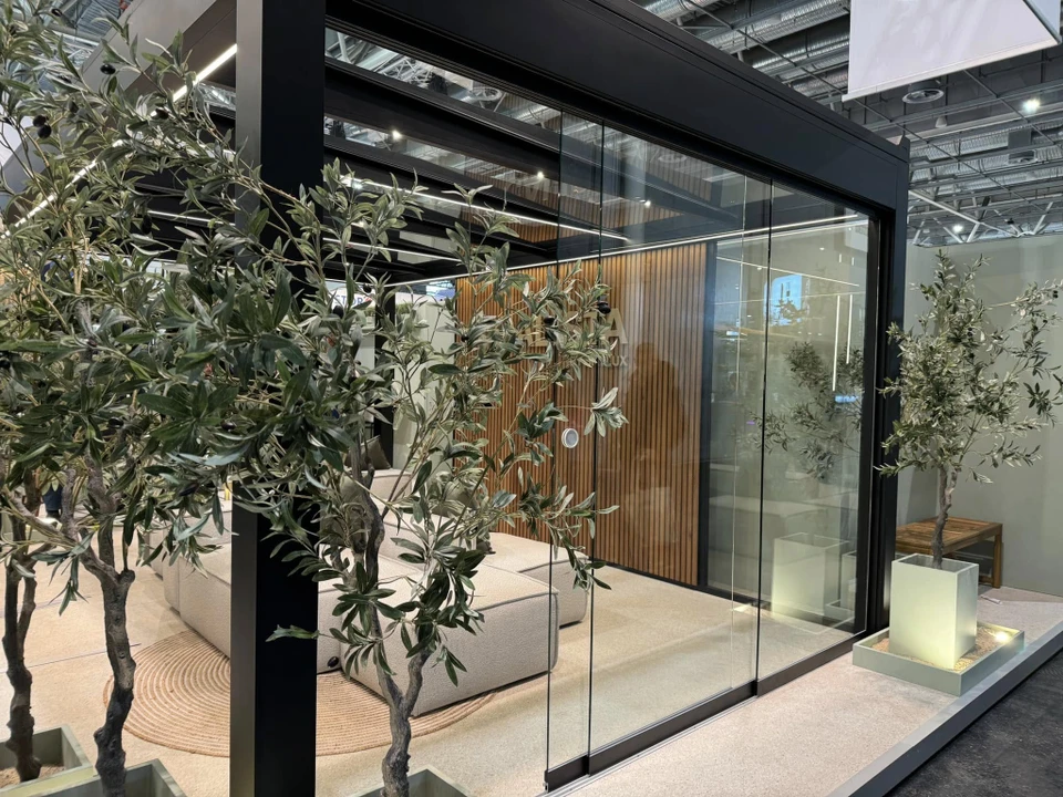 Femme souriante présentant échantillon de parquet dans showroom d'aménagement intérieur
