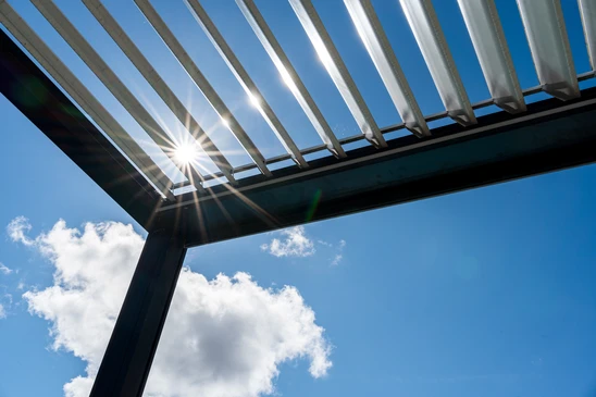 Une pergola en aluminium sur la terrasse permet de se prémunir contre les météos défavorables, par exemple contre l'eau des neiges, mais aussi contre les rayons du soleil en été