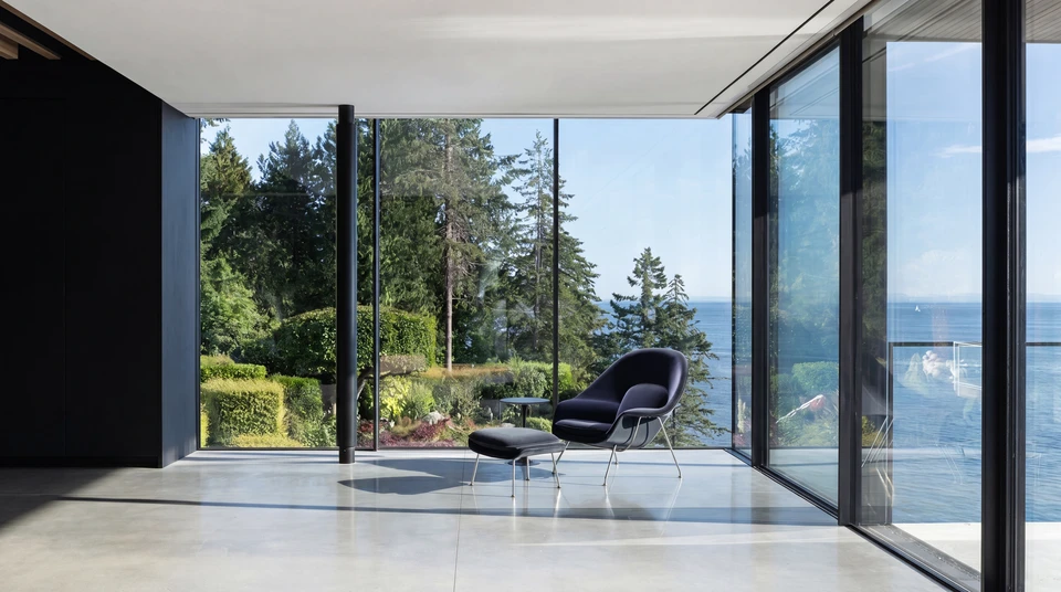Le travailleur installe et vérifie la fenêtre dans la maison