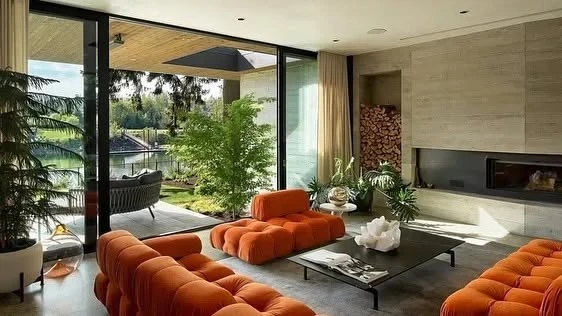 Véranda moderne en aluminium anthracite, structure à toit plat avec couvertine métallique et gouttière intégrée