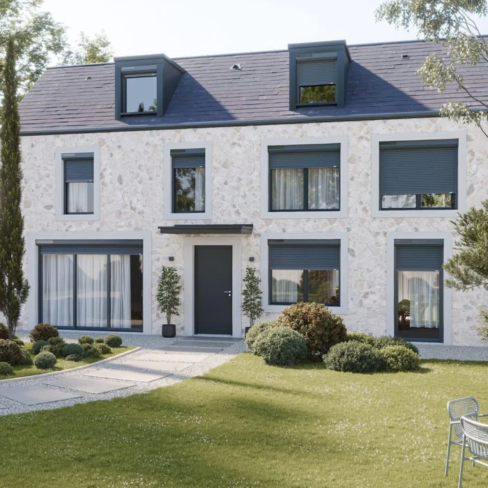 Véranda moderne en aluminium anthracite, structure à toit plat avec couvertine métallique et gouttière intégrée