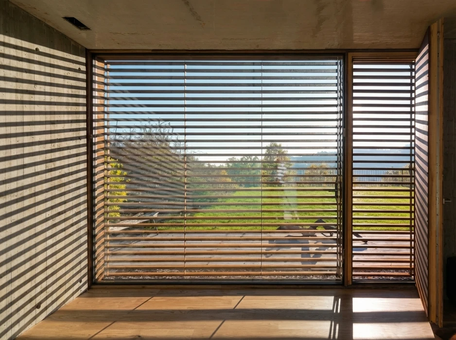 Extension vitrée moderne accolée à une maison en pierre de taille ancienne