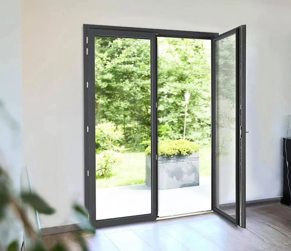 Terrasse extérieure moderne avec pergola bioclimatique à lames orientables en aluminium anthracite, fixée en appui sur façade