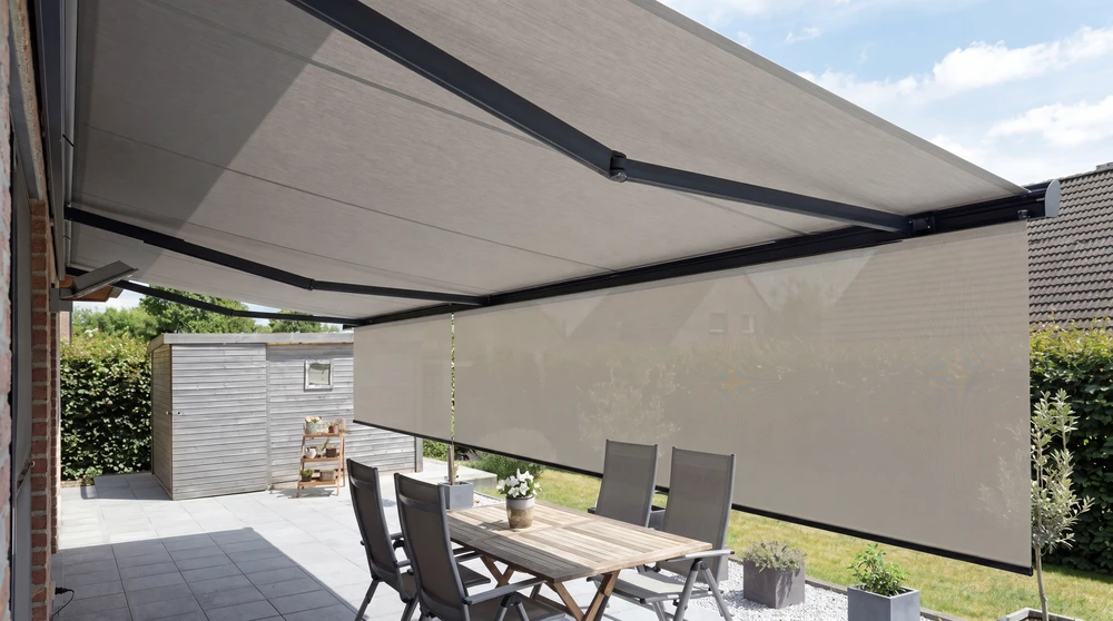 Terrasse extérieure contemporaine avec pergola bioclimatique à lames orientables en aluminium anthracite, structure tubulaire noire