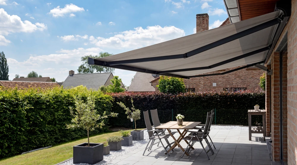 Terrasse extérieure moderne avec pergola bioclimatique à lames orientables en aluminium anthracite, fixée en appui sur façade