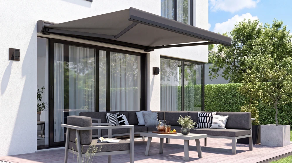 Terrasse extérieure moderne avec pergola bioclimatique à lames orientables en aluminium anthracite, fixée en appui sur façade