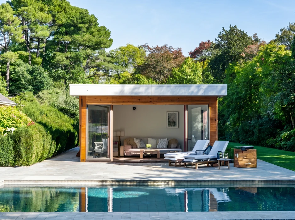 Véranda moderne avec toiture vitrée à structure aluminium anthracite, sol en lame de terrasse bois composite, parois en verre coulissant