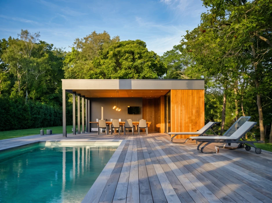 Terrasse couverte de luxe avec plafond et mur en lambris de bois massif, salon d'extérieur comprenant canapés modulaires en tissu beige, tables basses rondes en rotin tressé, chaises longues en résine tressée