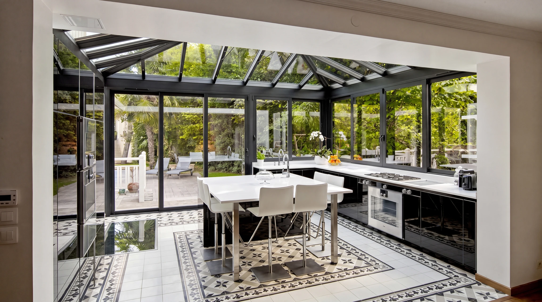 Extérieur résidentiel avec véranda vitrée moderne attenante à maison traditionnelle