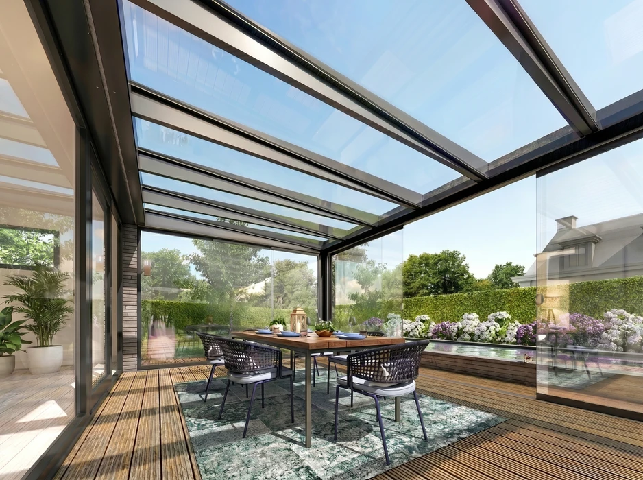 Terrasse couverte moderne avec pergola bioclimatique, plafond en lambris bois naturel avec spots encastrés, structure en aluminium anthracite