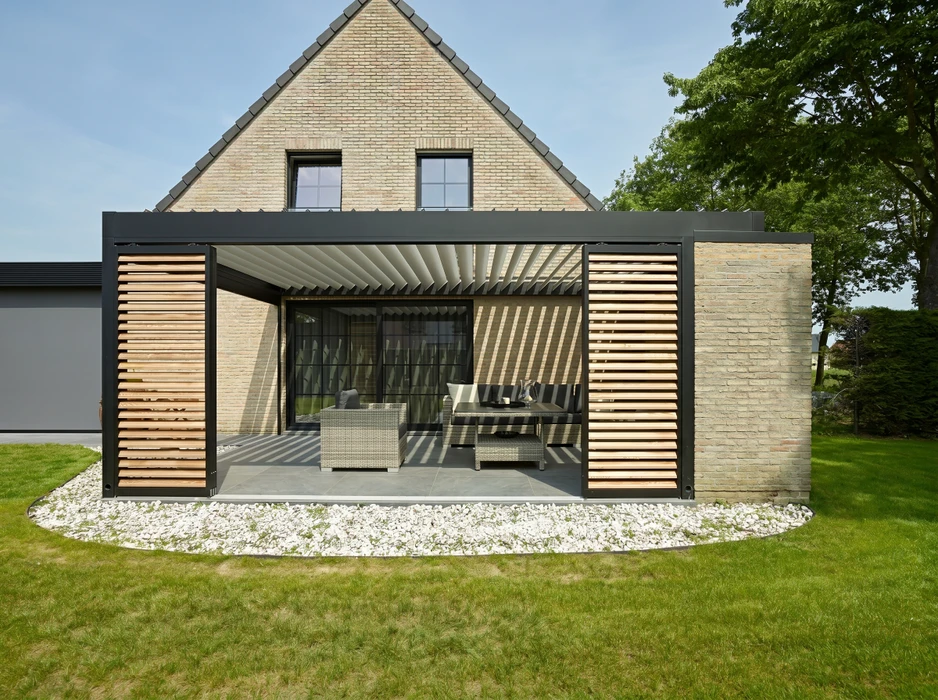 Terrasse couverte moderne avec pergola bioclimatique, plafond en lambris bois naturel avec spots encastrés, structure en aluminium anthracite