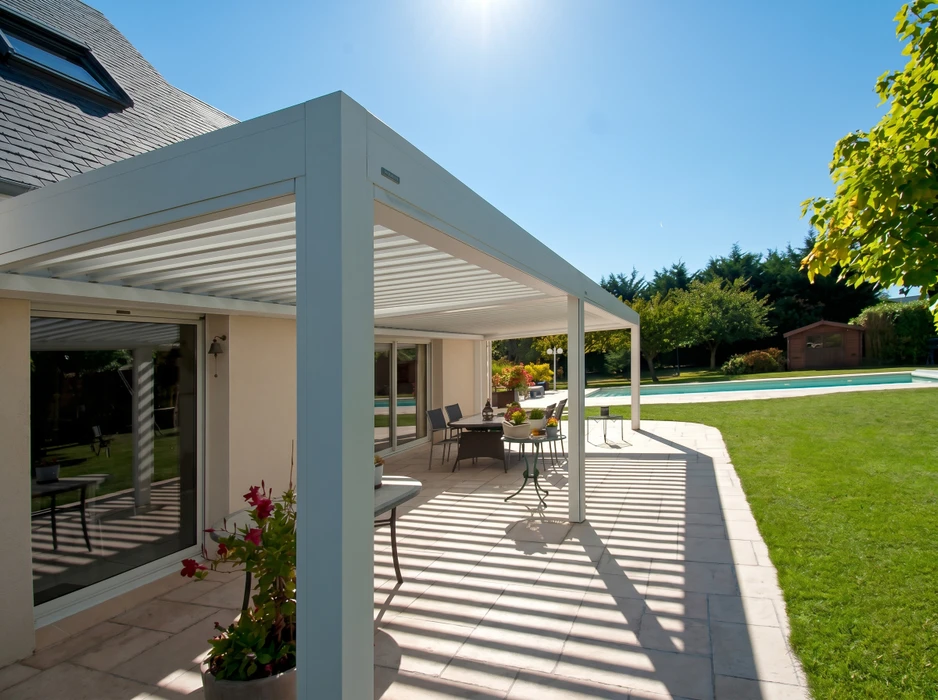 Terrasse couverte moderne avec pergola bioclimatique, plafond en lambris bois naturel avec spots encastrés, structure en aluminium anthracite