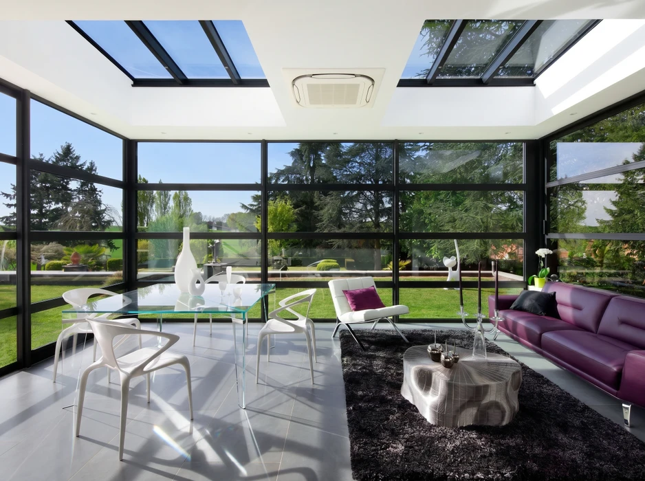 Terrasse couverte moderne avec pergola bioclimatique, plafond en lambris bois naturel avec spots encastrés, structure en aluminium anthracite