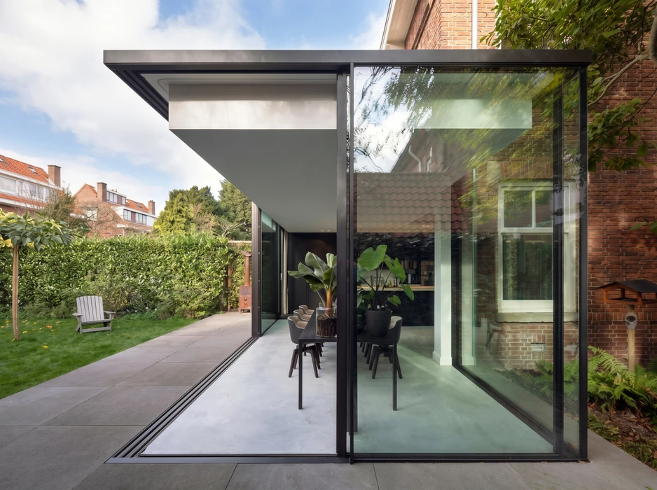 Terrasse couverte moderne avec pergola bioclimatique, plafond en lambris bois naturel avec spots encastrés, structure en aluminium anthracite