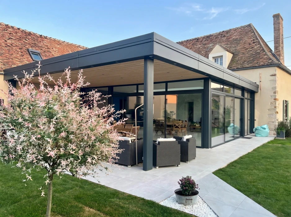 Terrasse couverte moderne avec pergola bioclimatique à lames orientables en aluminium anthracite et vitrage structurel