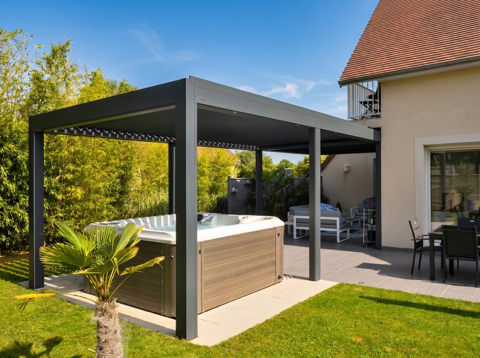 Terrasse extérieure avec plancher en bois composite grisé, balustrade métallique en acier inoxydable avec câbles horizontaux tendus et panneaux de verre dépoli
