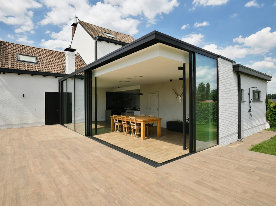 Terrasse extérieure contemporaine avec pergola bioclimatique à lames orientables en aluminium anthracite, structure tubulaire noire