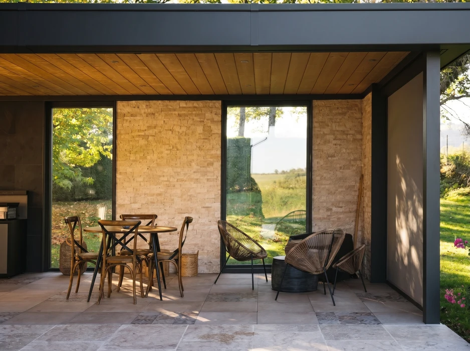 Terrasse couverte moderne attenante à une maison contemporaine