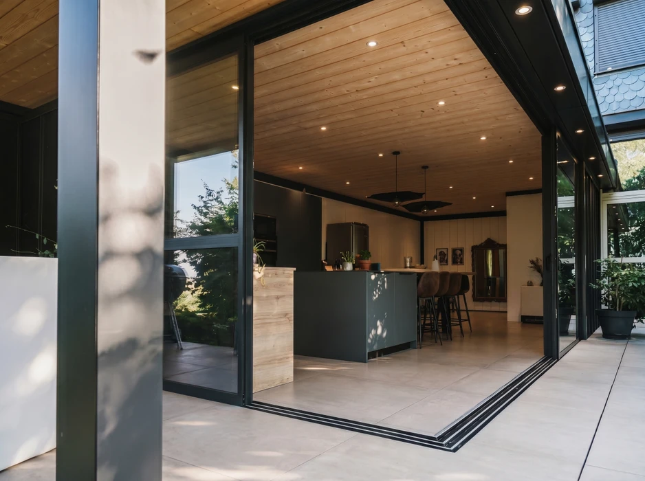 Terrasse couverte moderne attenante à une maison, avec une pergola bioclimatique à lames orientables en aluminium blanc