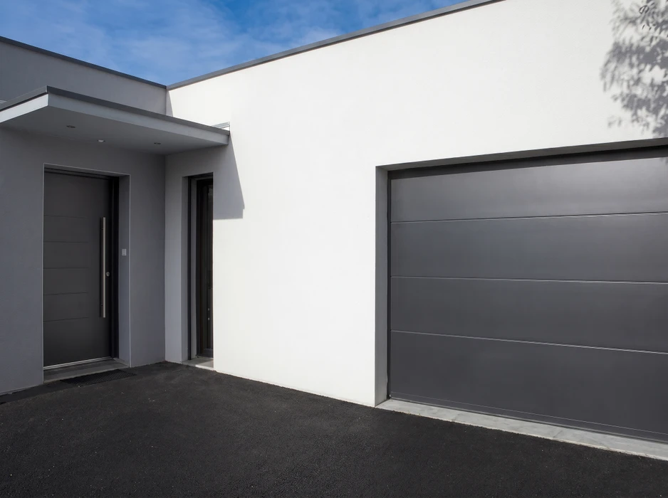 Véranda moderne adossée à une maison à façade orangée, avec terrasse en bois composite