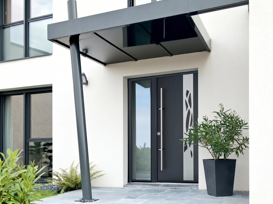 Véranda moderne adossée à une maison à façade orangée, avec terrasse en bois composite