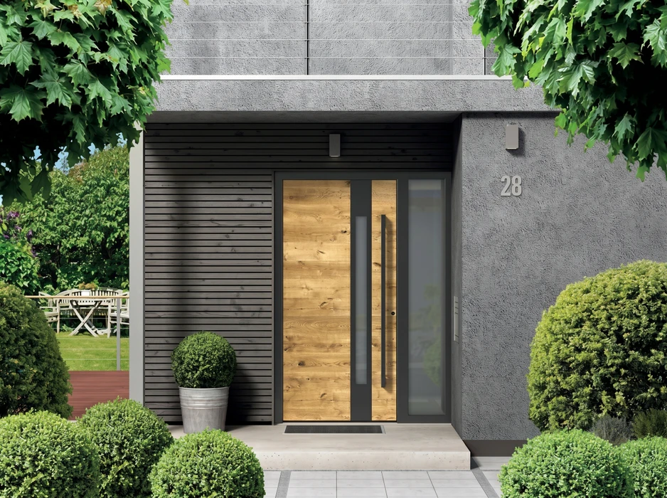 Portail double battant en aluminium laqué anthracite, style classique, monté entre deux piliers en pierre de taille calcaire