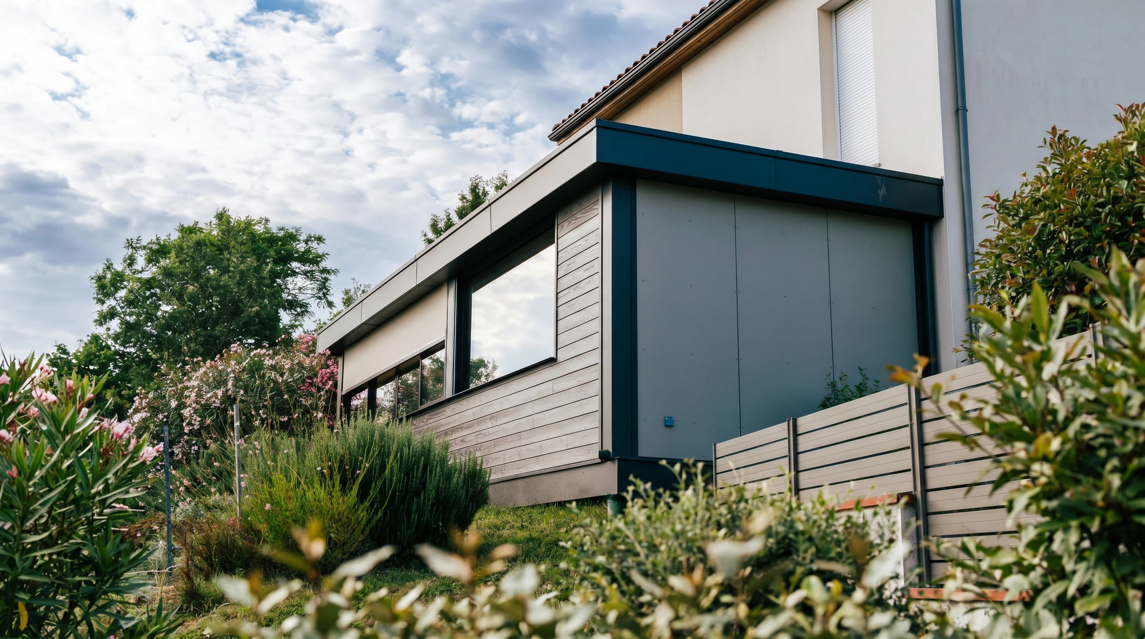 Maison contemporaine à ossature bois avec bardage en bois naturel et toiture ardoise