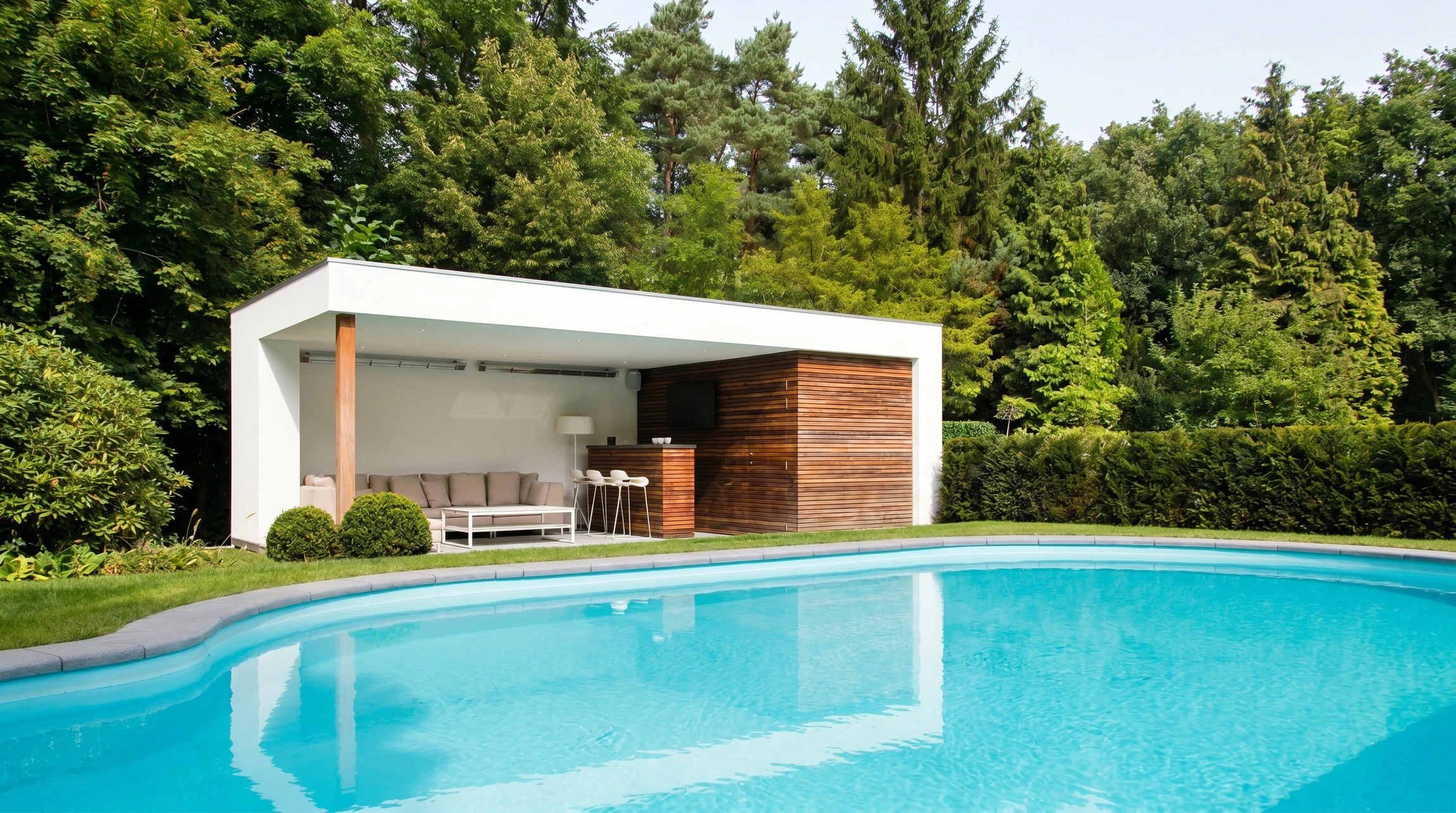 Photographie professionnelle d'un pool house contemporain jouxtant une piscine, présentant un aménagement architectural où sont clairement visibles une pergola bioclimatique ou un système de pergola motorisée, complété par des stores de protection solaire, et des baies vitrées coulissantes permettant l'ouverture sur l'espace piscine. L'ensemble doit montrer une finition de qualité professionnelle avec terrasse intégrée, mettant en avant les éléments de fermeture et de protection solaire caractéristiques de Génie Créations.